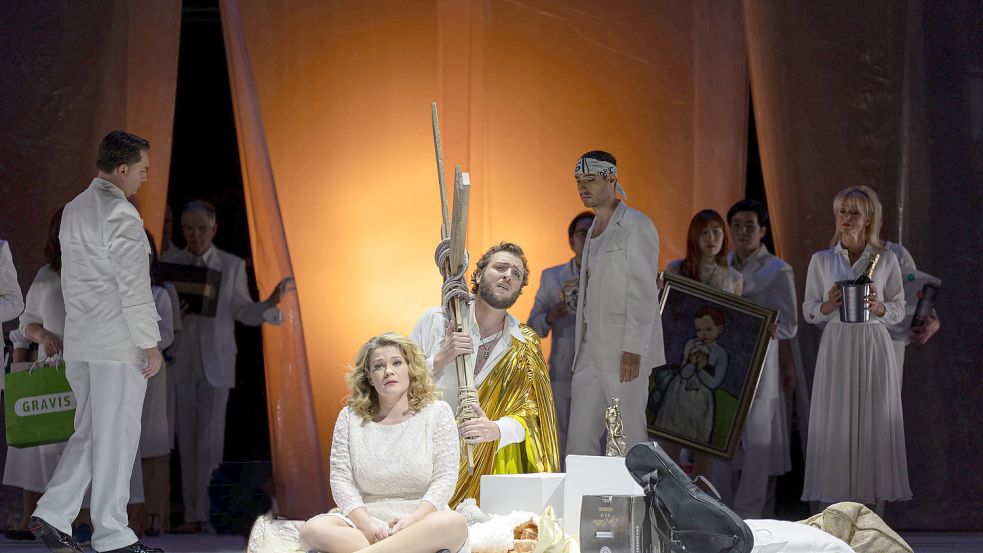 Susann Vent-Wunderlich als Katerina (von links) und James Edgar Knight als Manolios zeigen Herz in ihrer Darstellung. Doch so ganz greifbar sind die Emotionen der Oper „Die Griechische Passion“ am Theater Osnabrück nicht. Foto: Stephan Glagla