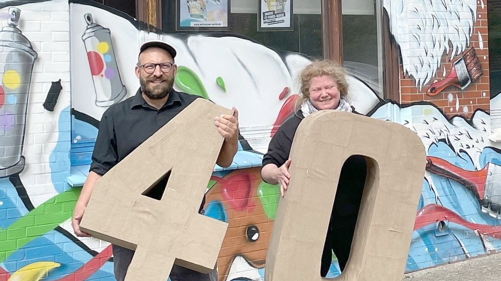 Daniel Theilen und Katja Braasch, Mitarbeiter der Kunstschule, wollen gemeinsam mit den Aurichern Geburtstag feiern. Foto: Bär