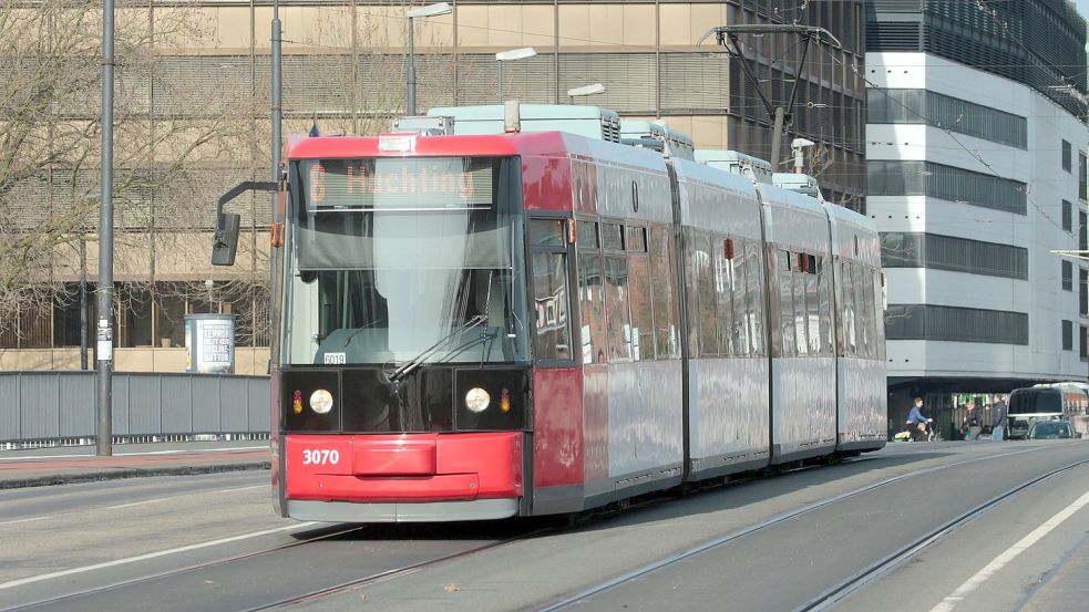 Die Verlängerung der Straßenbahnlinien 1 und 8 in Bremen führen im Juni zu Umleitungen und der Einrichtung eines Ersatzverkehrs. Foto: imago images/Ralph Peters