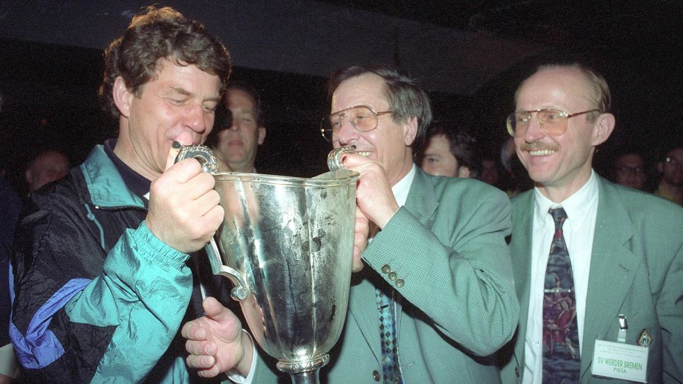 Erfolgsarchitekten unter sich (von links): Trainer Otto Rehhagel, Präsident Dr. Franz Böhmert und Manager Willi Lemke in der Nacht auf den 7. Mai 1992 mit dem Pokal. Foto: Imago