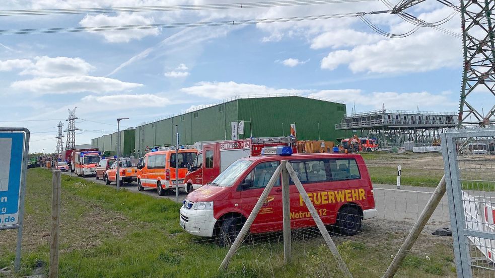 Feuerwehren aus fast allen Emder Stadtteilen sowie die Einsatzkräfte der hauptamtlichen Wachbereitschaft hatten am Wykhoffweg einen langwierigen Einsatz. Foto: Tomé