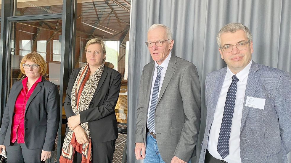 Kirchenpräsidentin Susanne Bei der Wieden (von links), Brot-für-die-Welt-Präsidentin Dr. Dagmar Pruin, Präses Norbert Nordholt sowie Vizepräsident Helge Johr stellten am Donnerstag vor, wie sich die reformierte Kirche in Zukunft verstärkt für die Klimagerechtigkeit einsetzen möchte. Foto: Tomé