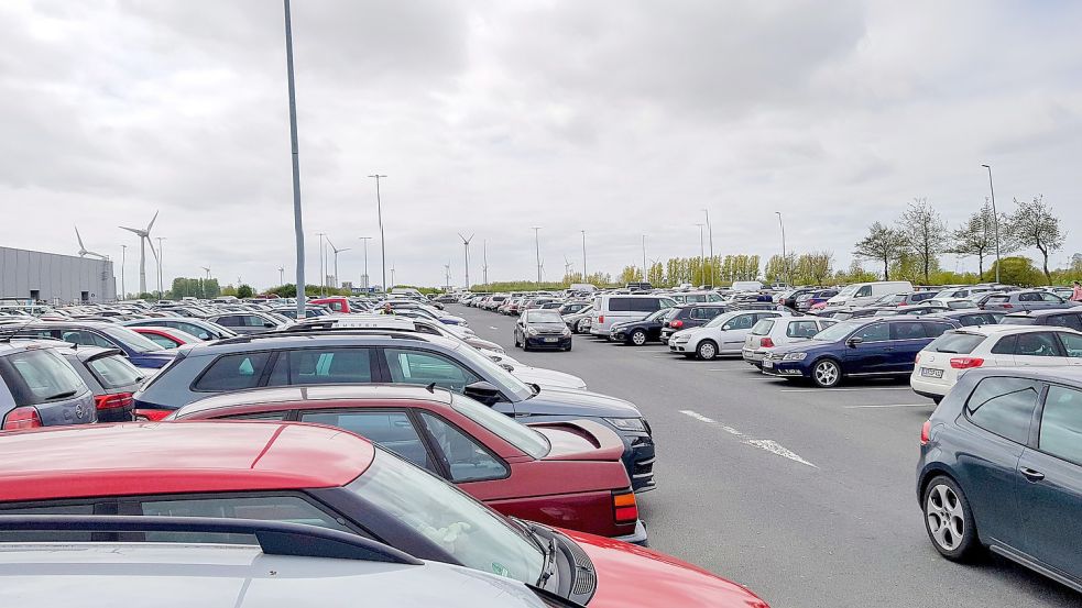 Mittagszeit am Emder VW-Werk. Auf dem Parkplatz an der LKW-Wache macht sich der Schichtwechsel bemerkbar. Es gibt nur noch wenige freie Plätze. Foto: Privat