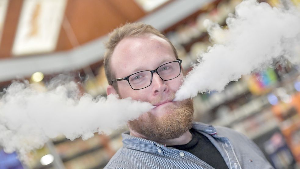 Tabakhändler Helge Mammen berät in Leer viele Raucherinnen und Raucher. Foto: Ortgies