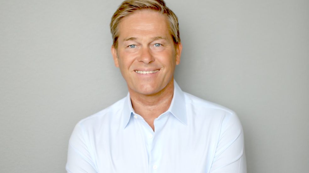 NDR-Moderator Hinnerk Baumgarten im Interview zu seinem Buch „Younger sän ewer. Da geht noch was!“ Foto: Sebastian Roland Fuchs