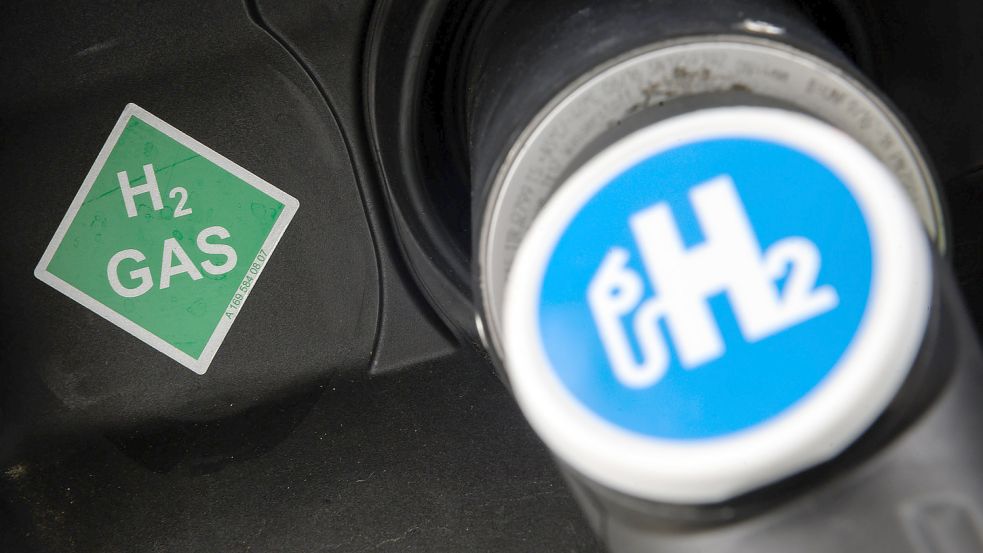 In Aurich soll eine zentrale Koordinierungsstelle für die Entwicklung der Wasserstoff-Technologie in Ostfriesland entstehen. Dieses Symbolfoto zeigt den Zapfhahn am Stutzen eines Wasserstoffautos. Symbolfoto: Sebastian Gollnow/dpa