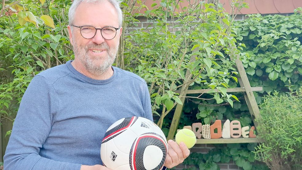 Tom Bohmfalk ist Initiator der ostfrieslandweiten Kampagne "Tied för di". Er selbst hat in den Osterferien ein Bolzangebot gemacht, an dem zwölf Kinder teilnahmen. Foto: Gettkowski