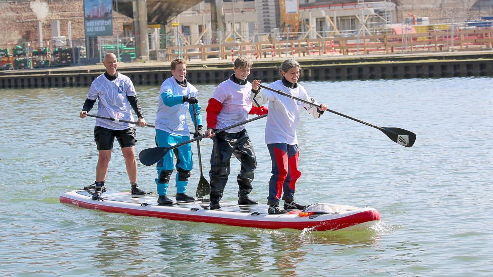 Birgut Burkhardt (links) begeistert gerne andere für das Stand-Up-Paddling. Nun hat sie sich selbst eine besondere Herausforderung auferlegt. Foto: Thorer