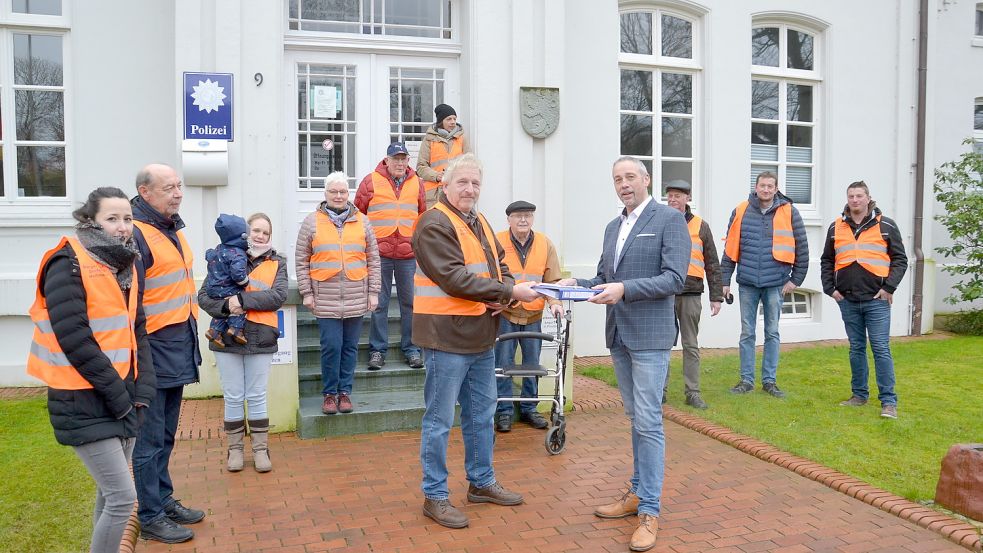 Kürzlich wurden 1452 Unterschriften bei Dornums Bürgermeister Uwe Trännapp (SPD) abgegeben. Hier sind die Sammler zu sehen, die sich dagegen wehren, dass sie als Anwohner der Neßmersieler Dorfstraße für dessen Ausbau zur Kasse gebeten werden. Archivfoto: Folkerts