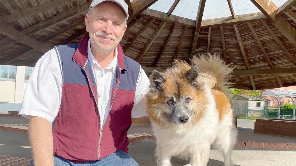 „Adi ist mein Filter“, sagt Frank Fahr über seinen Begleithund. Der 59-Jährige hat das Asperger-Syndrom. Foto: Tomé