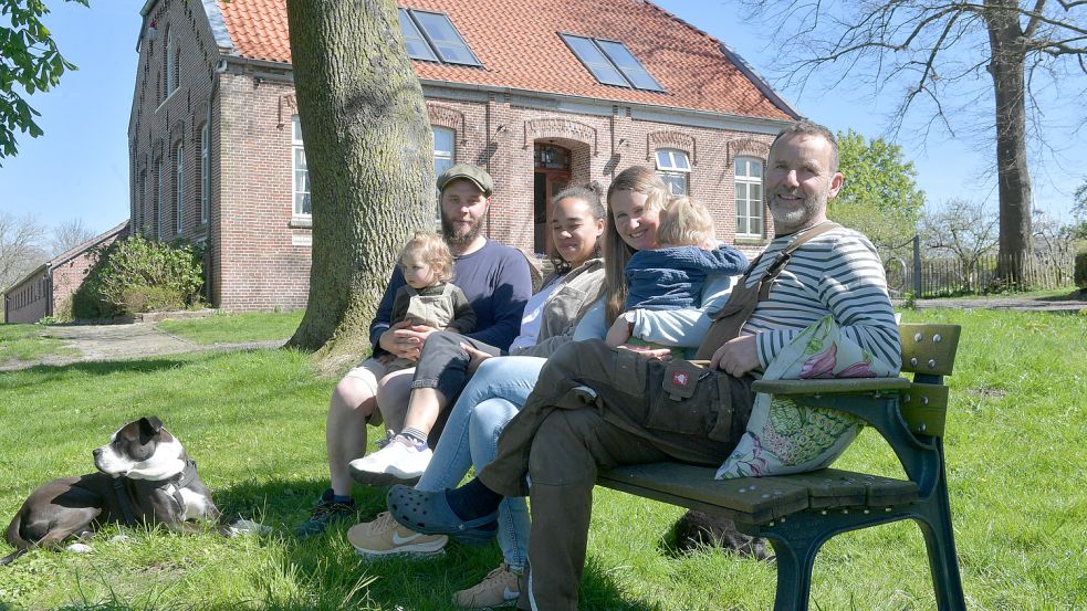 Den rund 10.000 Quadratmeter großen Garten nutzen Jens und Rosa Friesenborg (v. r.) nicht nur für sich allein. Auch die Nachbarn nutzen das Gelände, unter anderem, um Gemüse anzubauen. Foto: Ortgies