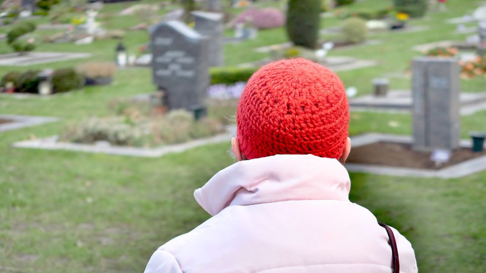 Der Friedhof ist ein wichtiger Ort der Trauer. Immer öfter finden sich Alternativen zu klassischen Gräbern. Symbolfoto Foto: imago images/Martin Wagner