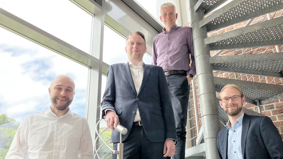 Patrick Engel (Backring Nord, von links), Ingo Schmidt (Neemann), sowie Oliver Melchert und Jan Handzlik vom Business Campus Leer stellten den neuen Masterstudiengang vor. Foto: Kierstein
