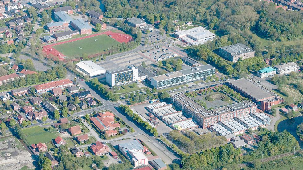 Das Schulzentrum am Steinweg. Im sogenannten Kulturviertel gibt es mehrere städtische Gebäude mit großen Dächern. Sie taugen damit prinzipiell für den Ausbau von regenerativer Energie taugen. Foto: Tobias Bruns