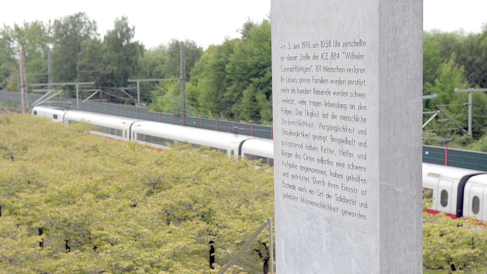 Ein Intercity-Zug fährt im niedersächsischen Eschede an der Gedenkstätte des ICE-Zugunglückes vorbei. Am 3. Juni 1998 prallte der Intercity-Express 884 dort mit Tempo 200 gegen eine Betonbrücke und entgleiste. 101 Menschen kamen bei der Katastrophe ums Leben. Foto: Holger Hollemann/dpa