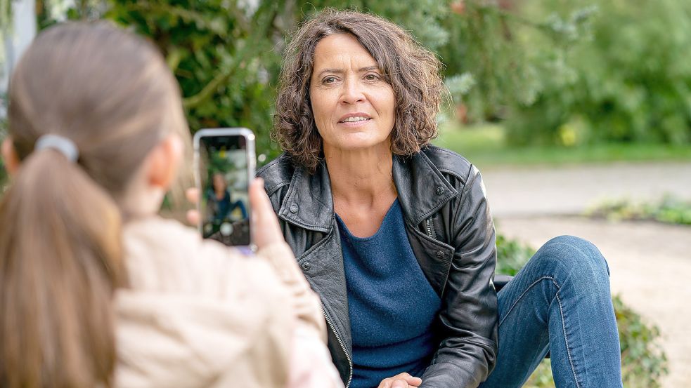 Lena Odenthal (Ulrike Folkerts) im Gespräch mit Marlons Mitschülerin Madita (Hanna Lazarakopoulos), die ihr androht, ein Foto der Kommissarin in die sozialen Medien zu stellen. Foto: SWR/Christian Koch