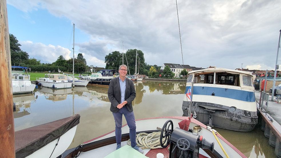 Für Bürgermeister Heiko Abbas steckt im Hafen von Weener viel Entwicklungspotenzial. Foto: Gettkowski