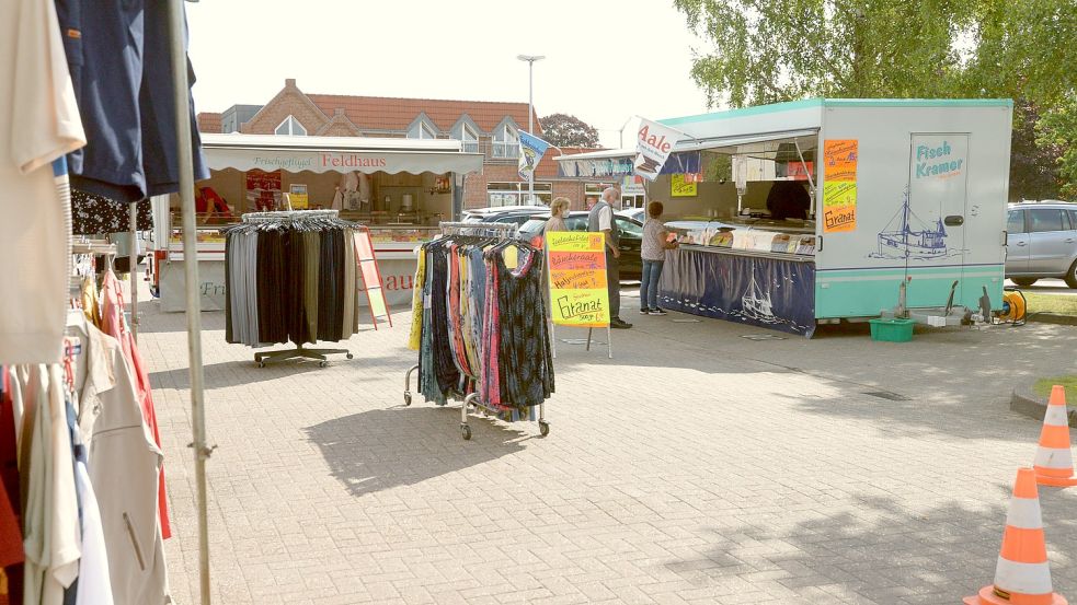 Das Angebot auf dem Wochenmarkt in Moormerland ist überschaubar. Das Bild ist aus dem vergangenen Jahr. Inzwischen gibt es immerhin wieder Obst und Gemüse. Foto: Lüppen/Archiv