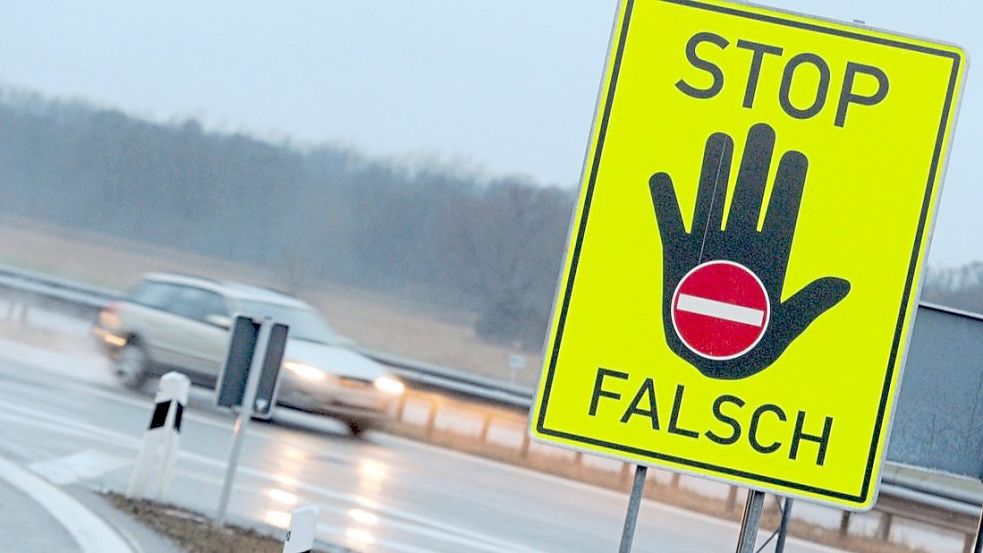 In der Nacht zu Samstag hat die Polizei auf der A29 eine Frau aus dem Landkreis Cloppenburg gestoppt, die 23 Kilometer lang in falscher Richtung fuhr. (Symbolbild) Foto: dpa/Tobias Hase