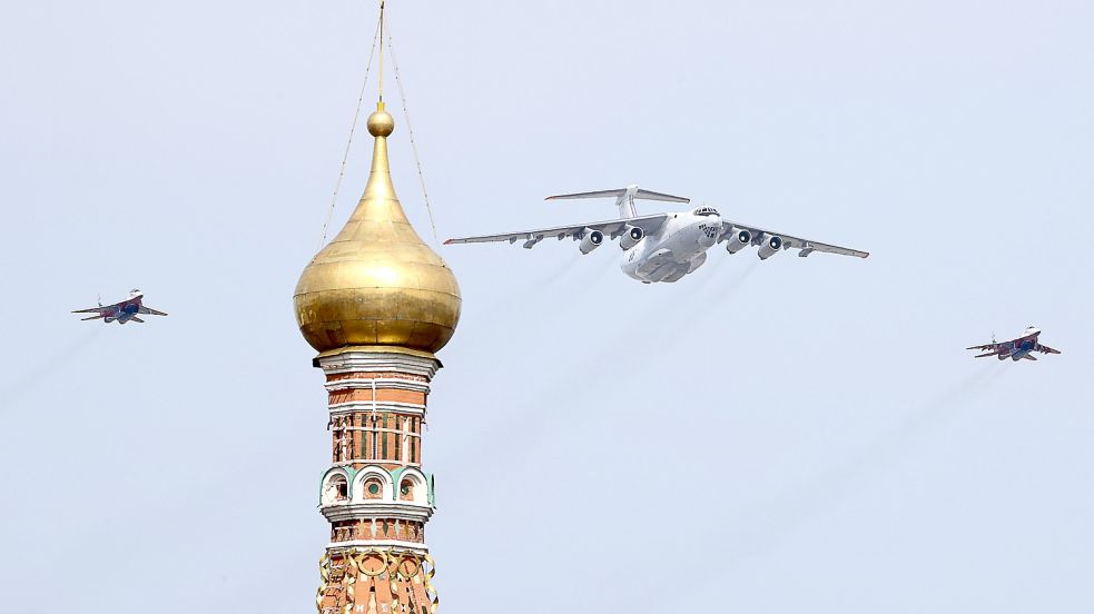 MiG-29 Kampfjets begleiten eine Iljuschin Il-80 über Moskau. Foto: imago-images/ITAR-TASS