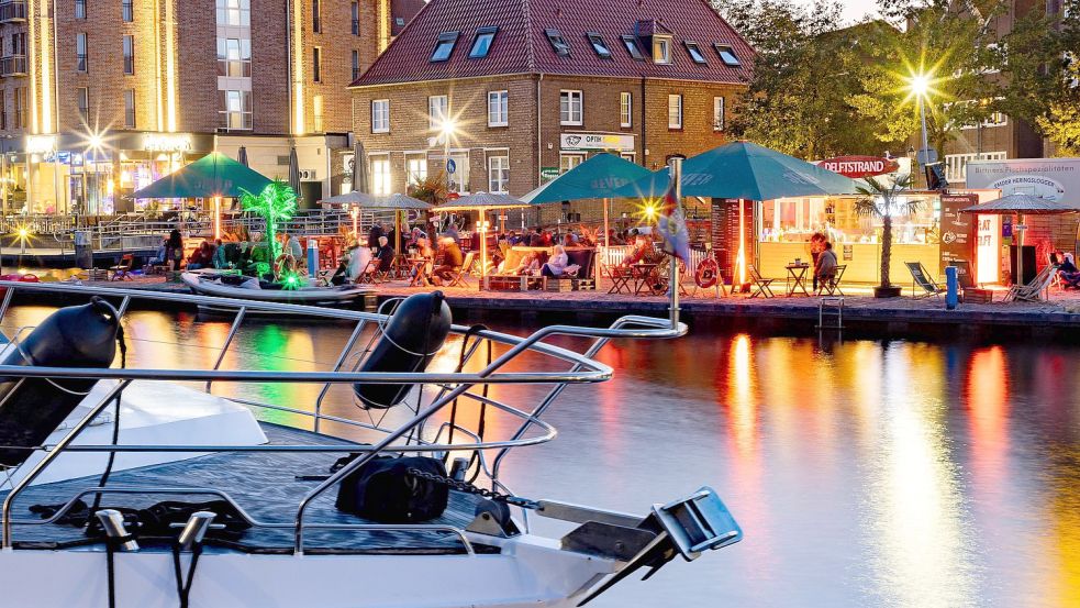 Besonders stimmungsvoll bei Dunkelheit: Der Delftstrand entwickelte sich bei seiner Premiere im Sommer schnell zu einer beliebten Freizeit-Adresse in Emden. Foto: Veranstalter
