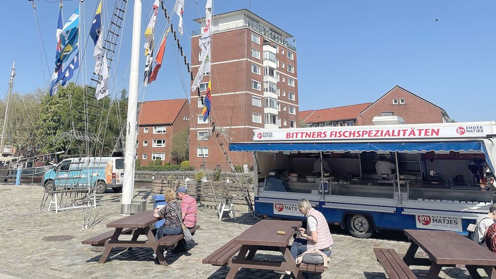 Die Fischbude auf dem Platz am Hafentor in Emden hat Kult-Status. Foto: Jelto Schoneboom