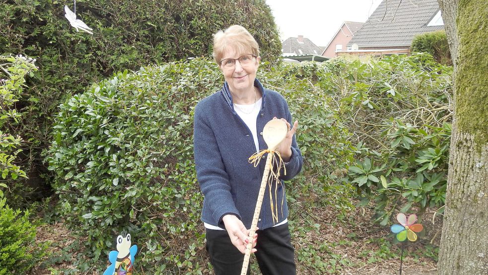 Diesen großen Kochlöffel hat ein ehemaliger Schüler Karin Rautmann geschenkt. Foto: Wiggermann