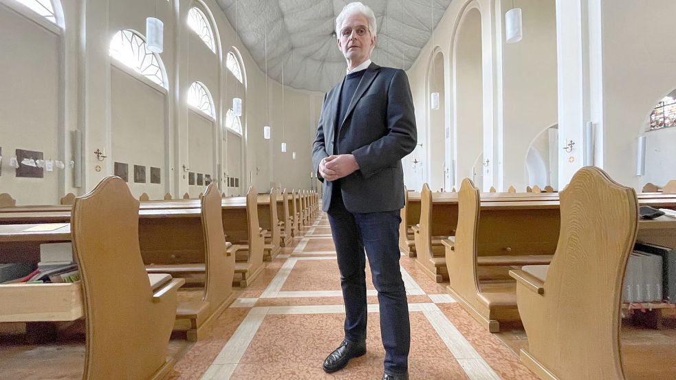 Jörg Buß in der Pfarrkirche St. Michael in Emden. Der Pastor hat die Gemeinde auf eigenen Wunsch hin verlassen und im Emsland eine Stelle übernommen. Foto: Päschel