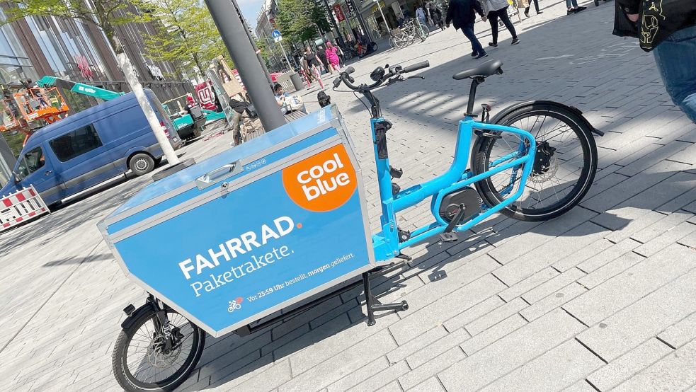 Mit einem neuen Liefersystem soll die Paketzustellung in den Innenstädten, wie auf dem Foto in Düsseldorf, nachhaltiger gestaltet werden. Foto: Boschbach