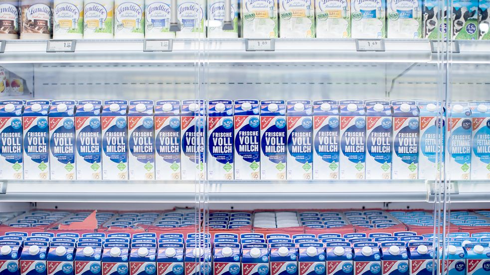 Milch im Supermarkt: Aufgrund des Energiepreis-Schocks und des Ukraine-Krieges könnte die Bio-Milch bald billiger sein als die konventionelle Konkurrenz. Foto: Rolf Vennenbernd/dpa