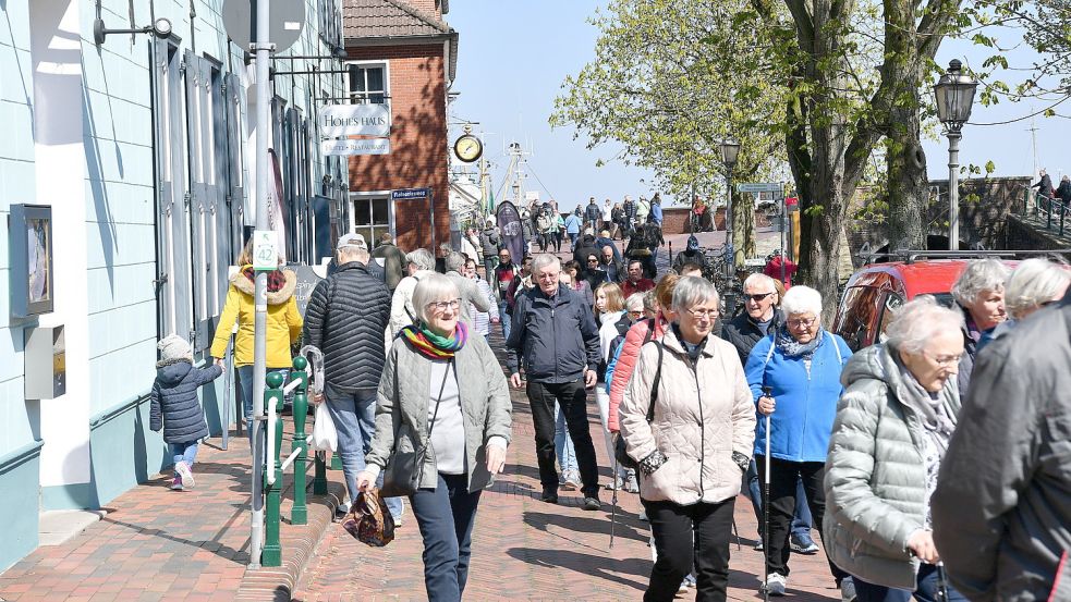 In Greetsiel beginnt die Saison um die Osterzeit. Im Sommer kann es im Ortskern richtig voll werden. Archivfoto: Wagenaar