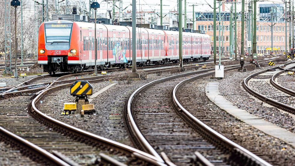 Wenn es nach den Grünen in Niedersachsen geht, soll es ab August 2023 ein landesweites 365-Euro-Ticket geben. Foto: dpa/Moritz Frankenberg
