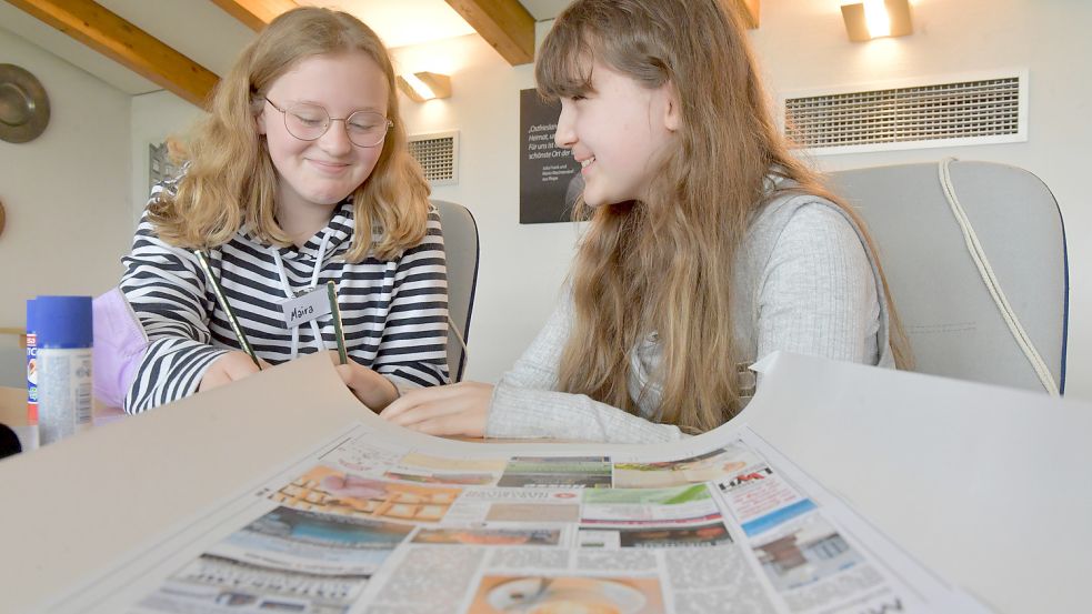 Maja (11 Jahre, rechts) aus Remels und Maira (12) aus Westerstede haben sich bei der Zeitungsgruppe Ostfriesland umgesehen und Einblicke in die Arbeit eines Verlags erhalten. Foto: Ortgies