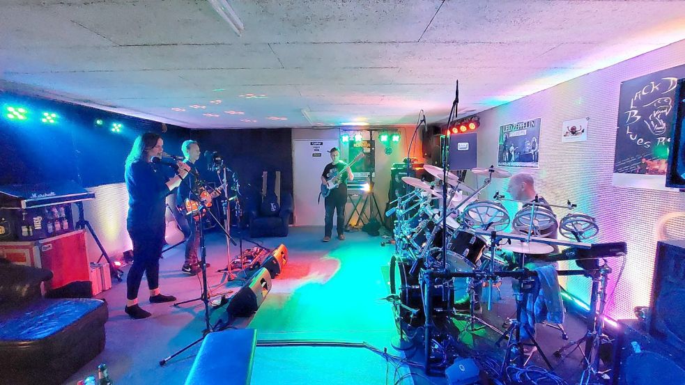 Die Emder Band „Black Dog Experience“ probt jetzt wieder regelmäßig in ihrem Bunkerraum an der Fletumer Straße. Foto: Hanssen