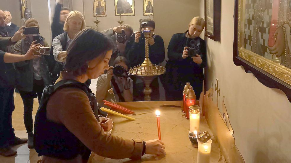 Geste des Mitgefühls: Außenministerin Annalena Baerbock zündet in einer Kirche in Butscha eine Kerzen zum Gedenken an die Opfer der russischen Invasion an. Foto: dpa