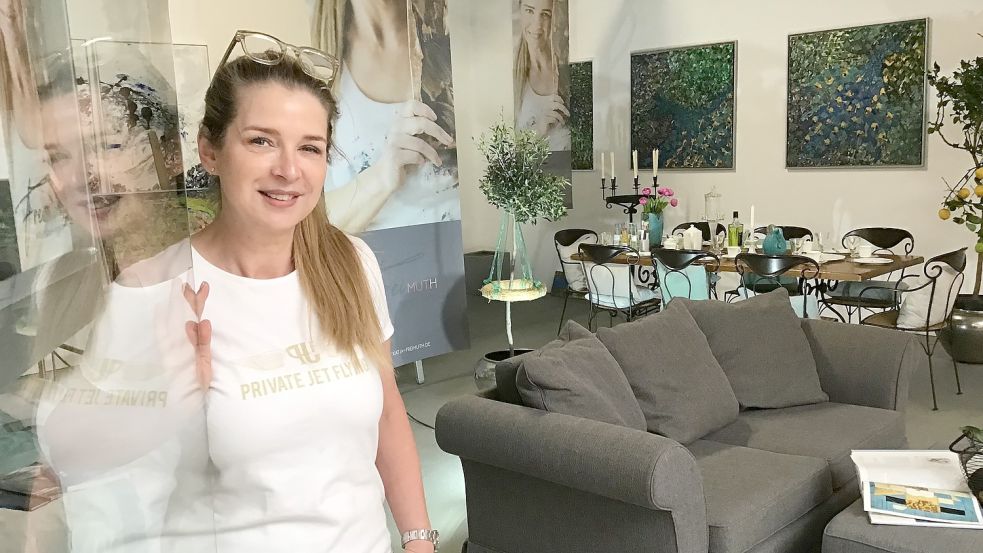 Hineinspaziert! An der Tür des Ladenlokals im Einkaufscenter Caro steht Katja Freimuth nur selten. Foto: Boschbach