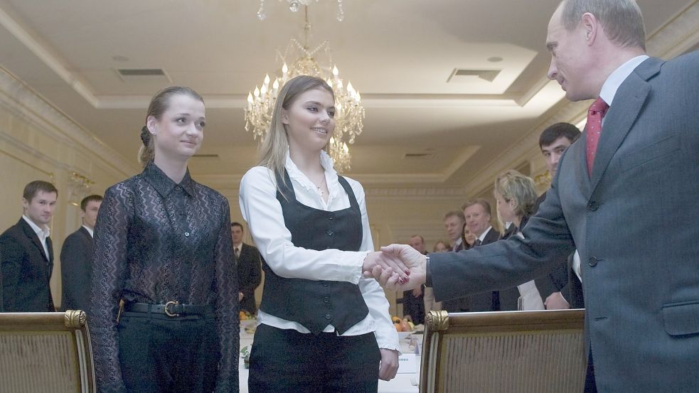 Der Russische Präsident Wladimir Putin begrüßt seine angebliche Geliebte Alina Kabajewa bei einem Empfang 2004. Foto: imago-images/Russian Look