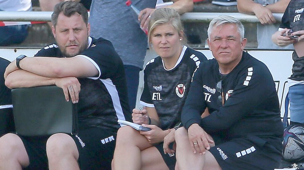 Bei Viktoria Köln saß Imke Wübbenhorst (rechts neben ihr Cheftrainer Olaf Janßen) mal auf der Bank und mal als Analystin auf der Tribüne. Manchmal fehlte sie auch, weil sie sich fürs Scouting in anderen Stadien aufhielt. Fotos: Imago
