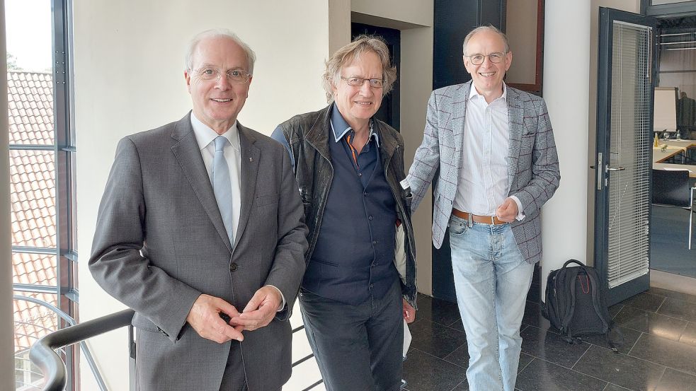 Regionalbischof Dr. Detlef Klahr (von links), Professor em. Dr. Hans-Martin Gutmann und Landesbischof Ralf Meister kamen am Mittwoch in Emden zusammen. Sie sprachen vor rund 150 Pastorinnen und Pastoren. Foto: Hanssen