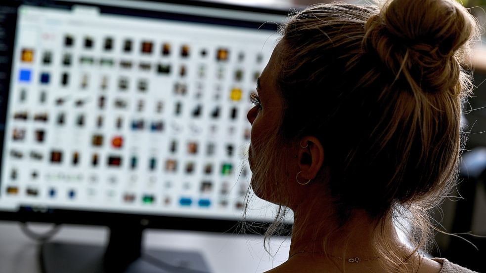 Eine Polizeioberkommissarin sitzt vor einem Auswertungscomputer. Allein 2021 wurden weltweit 85 Millionen Bilder und Videos gemeldet, die sexuellen Missbrauch von Kindern zeigen. Foto: Dedert/DPA