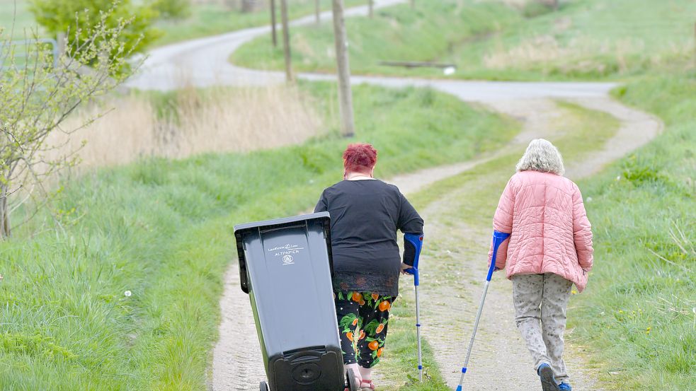 Zwei Frauen aus dem Rheiderland hätten ihre Tonne eigentlich 1,7 Kilometer weit ziehen sollen. Nun ist eine Lösung in Sicht. Foto: Ortgies