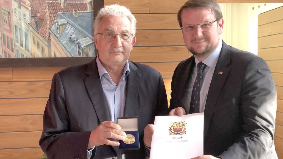 Der Emder Oberbürgermeister Tim Kruithoff (rechts) zeichnete die Gemeinde Saint-Désir während eines Empfangs mit der goldenen Ratsmedaille aus. Sein französischer Amtskollege Dany Targat nahm die höchste Auszeichnung der Stadt stellvertretend für seine Kommune entgegen. Foto: H. Müller