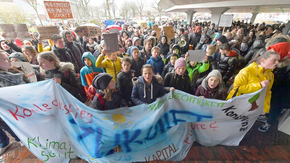 Das Thema Klimaschutz bewegt viele Auricher. Das Foto zeigt eine Fridays-for-Future-Demo vor dem Rathaus. Foto: Archiv/Ortgies
