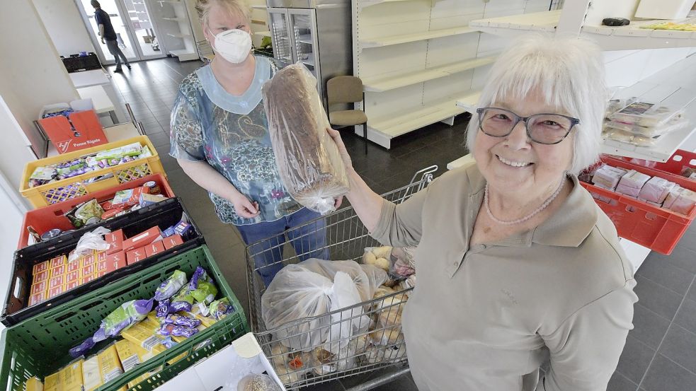 Lachen für die Kamera: Die Arbeit der Tafeln wird immer schwieriger. Heidi Lünemann (rechts) und Roswitha Bachmann von der Tafel in Leer können immer weniger Lebensmittel in die Regale räumen. Foto: Ortgies