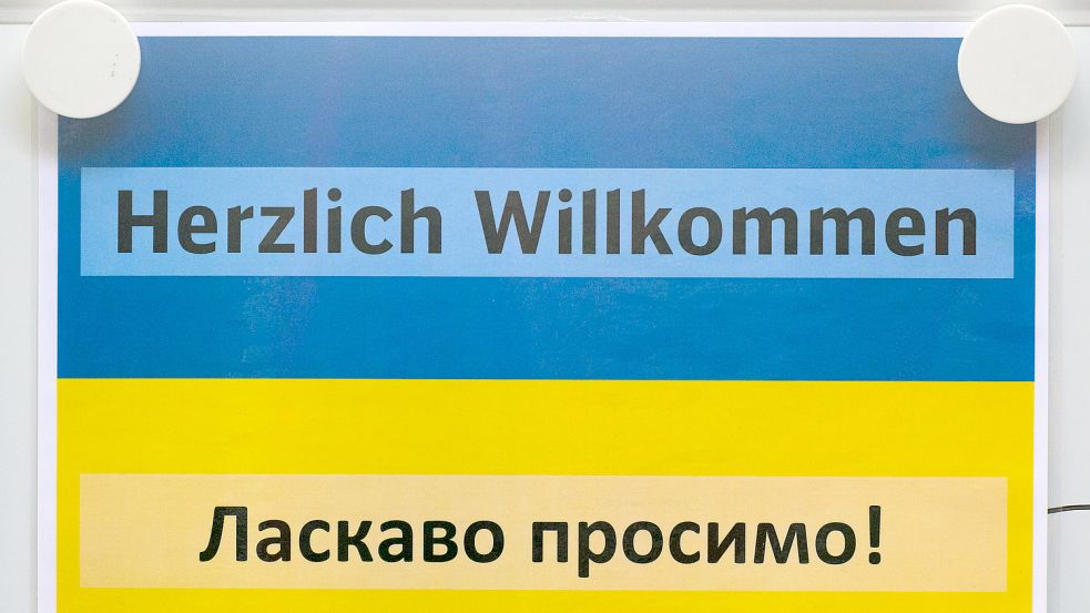 Einen Teil der Spenden des Hilfswerks „Ein Herz für Ostfriesland“ hat die Flüchtlingshilfe Aurich investiert, um Sprachhürden zu nehmen. Foto: Michael/dpa