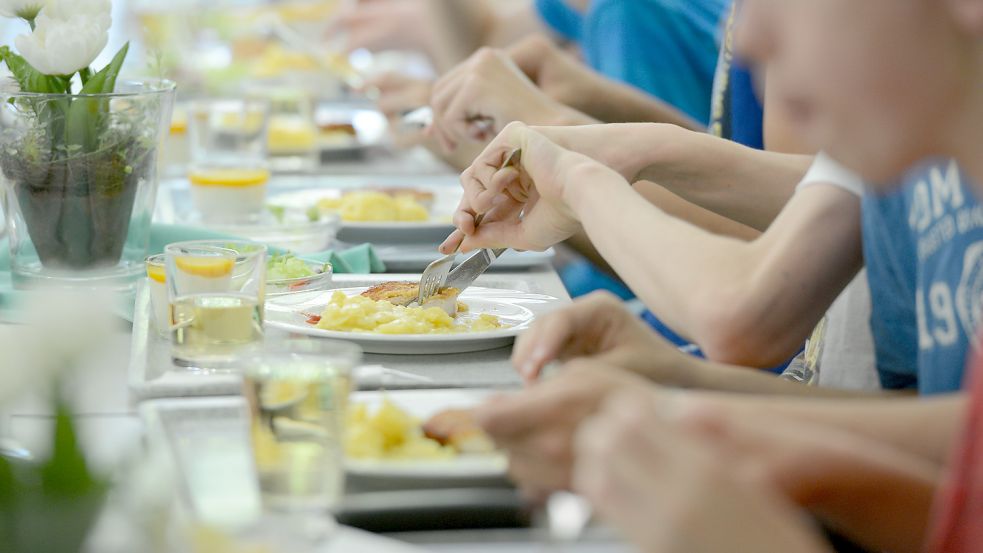 Das Mittagessen in den Emder Schulen wird vom Juni an teurer. Foto: F. Kraufmann/dpa