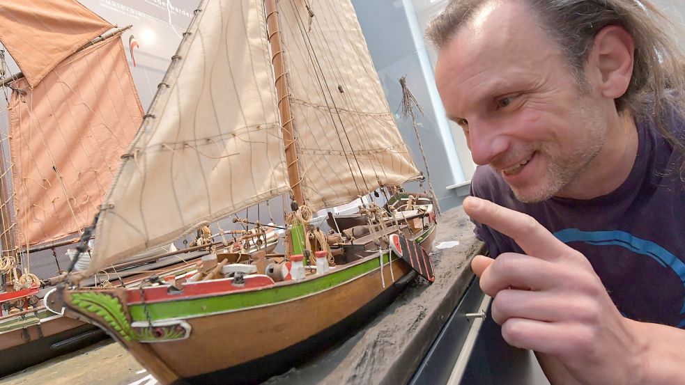 Im Groot Hus dreht sich alles um die Geschichte der Schifffahrt. Museumspädagoge Martin Kattmann am Modell eines Plattbodenschiffs. Foto: Ortgies