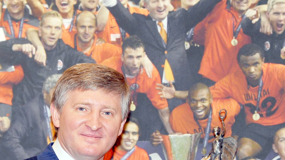 Bild aus besseren Tagen: Rinat Achmetow, der reichste Mann der Ukraine, hat den Fußballclubs Schachtjor Donezk gesponsert. Foto: Jens Kalaene/dpa