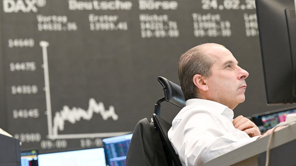 Ein Aktienhändler beobachtet auf dem Parkett der Frankfurter Wertpapierbörse seinen Monitor. Foto: Dedert/dpa