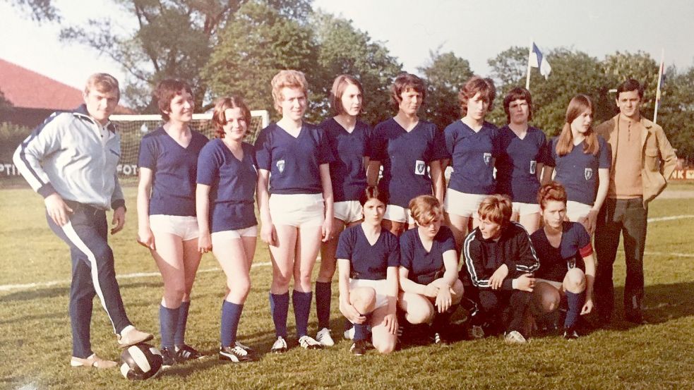 Mit dieser Mannschaft begann 1970 der Frauenfußball beim BSV Kickers Emden. Seitdem stellte der BSV immer eine Damenmannschaft – doch nun endet diese Ära. Foto: Privat